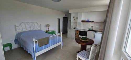 Ένα ή περισσότερα κρεβάτια σε δωμάτιο στο Cozy sea view studios