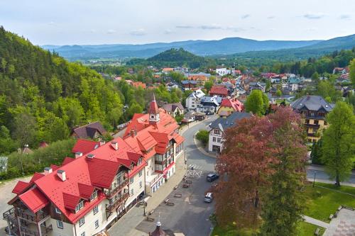 カルパチにあるMieszko centrum przy deptakuの山の町の空中風景