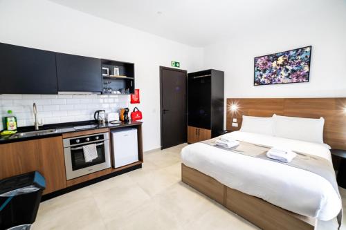 Dapur atau dapur kecil di New Luxury Double Bed Studio With View -BV5