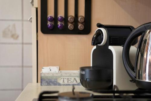 Graziosa Mansarda vista montagneにあるコーヒーまたはお茶