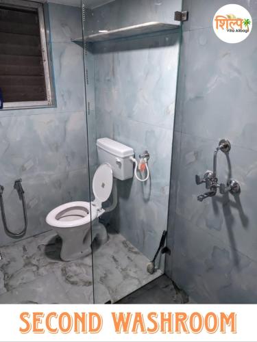 Ένα μπάνιο στο Shilp Villa Alibag