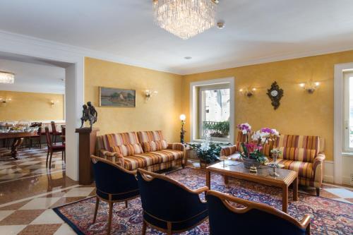 uma sala de estar com sofás e uma mesa em Art Hotel Orologio em Bolonha