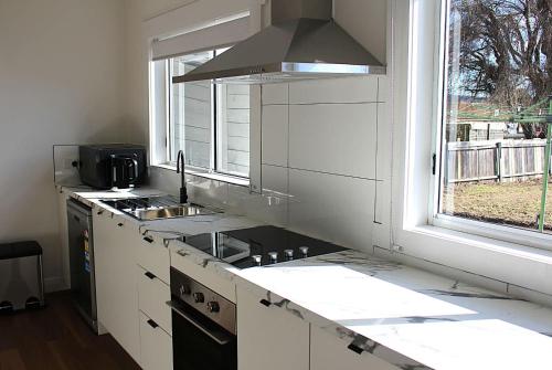 Dapur atau dapur kecil di Cozy Retreat Central Invermay