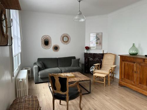 Ein Sitzbereich in der Unterkunft La maison de Leonie 2 chb cour wifi