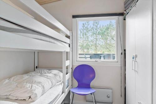 1 dormitorio con litera y silla morada en 746-Thisted-Blamunkevej-36, en Thisted
