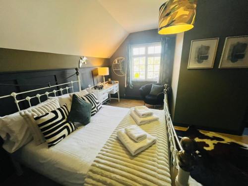 a bedroom with a large bed with striped pillows at horn and trumpet in Bewdley