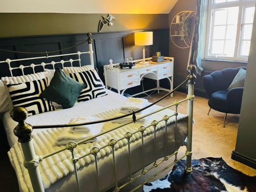 a bedroom with a bed with a desk and a bed sidx sidx sidx at horn and trumpet in Bewdley