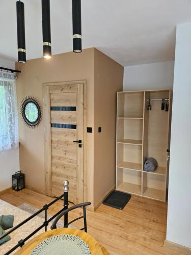 a room with a door and a room with a shelf at Pokoje gościnne Zosia in Kościelisko