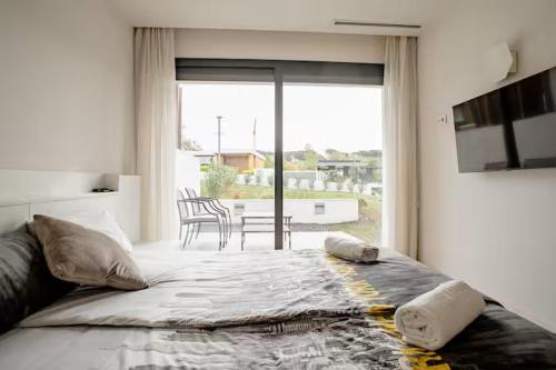 una camera con letto e vista su un patio di Camiral Golf and Wellness Luxury Villa a Girona