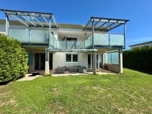 a large house with a glass roof at FAAKER SEE HIDEAWAY - Apartment mit Garten in Faak am See