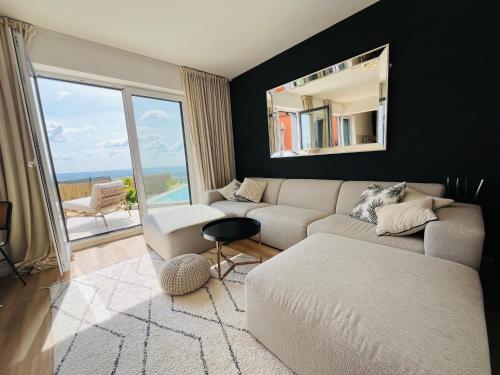 Apartment with the view and private garden的休息区