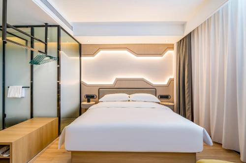 Ein Bett oder Betten in einem Zimmer der Unterkunft VYLUK Hotel Beijing Universal Studios-蔚徕酒店 北京环球影城店