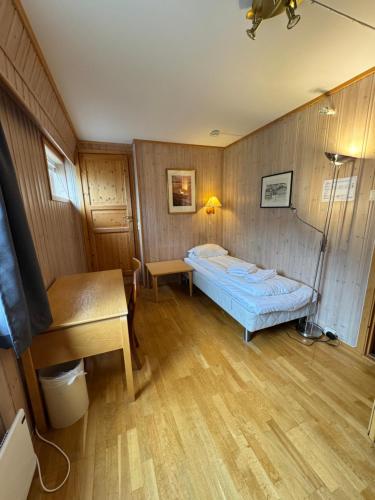 a small room with a bed and a table at Camp Skytterhuset in Hammerfest