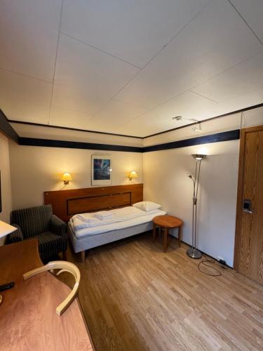 a hospital room with a bed and a chair at Camp Skytterhuset in Hammerfest