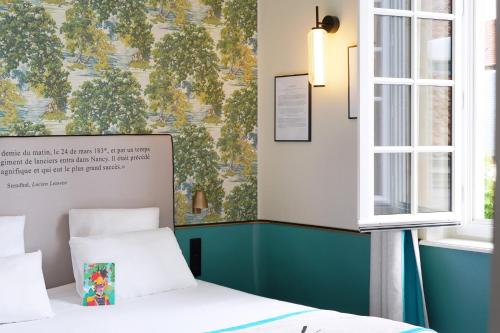 Postel nebo postele na pokoji v ubytování Hôtel Littéraire Stendhal et Spa