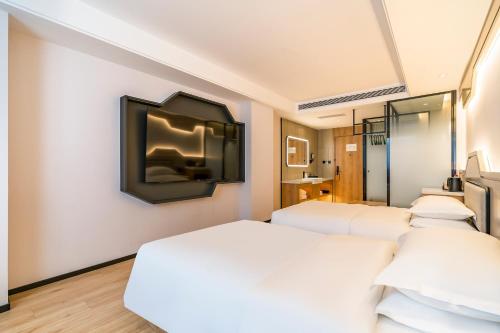 Ein Bett oder Betten in einem Zimmer der Unterkunft VYLUK Hotel Beijing Universal Studios-蔚徕酒店 北京环球影城店