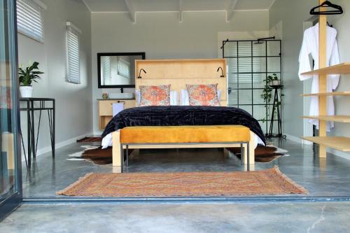 Giường trong phòng chung tại Barber's Trail Lodge - Modern Comfort, Wild Beauty