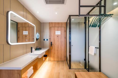 Ein Badezimmer in der Unterkunft VYLUK Hotel Beijing Universal Studios-蔚徕酒店 北京环球影城店