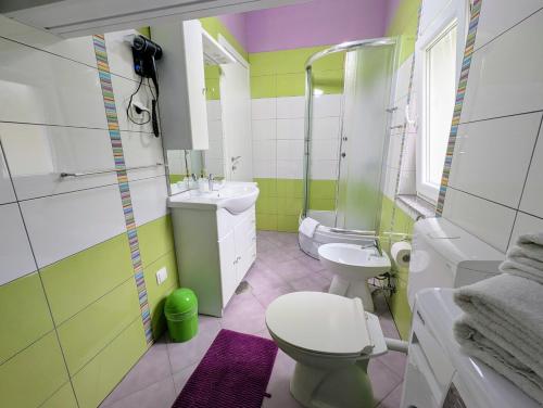Bilik mandi di Studio Apartment Maya