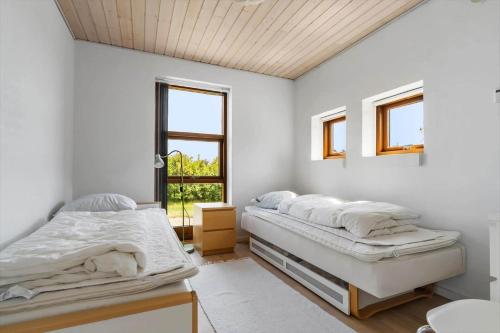 two beds in a white room with a window at 890-Snedsted-Niels-Juels-Vej-41 in Snedsted