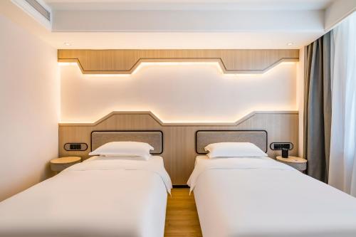 Ein Bett oder Betten in einem Zimmer der Unterkunft VYLUK Hotel Beijing Universal Studios-蔚徕酒店 北京环球影城店