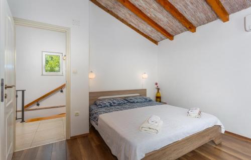 リスィカにあるVilla Risika 1 with pool island Krk by Villas Guidのベッドとタオル2枚のある寝室