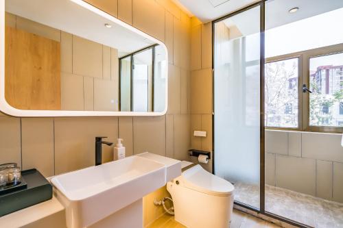Ein Badezimmer in der Unterkunft VYLUK Hotel Beijing Universal Studios-蔚徕酒店 北京环球影城店