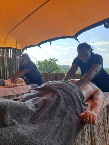 Επισκέπτες που μένουν στο Ndhula Luxury Tented Lodge