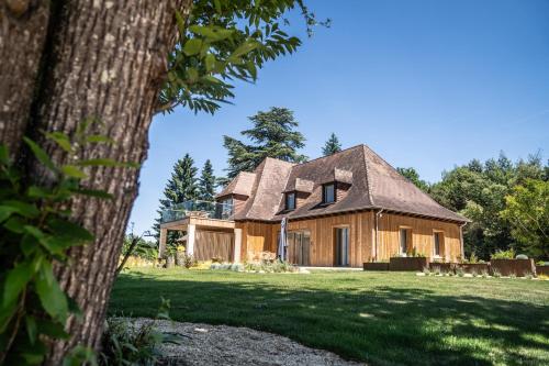an old house with a shingled roof at La Perle de Domme in Sarlat-la-Canéda
