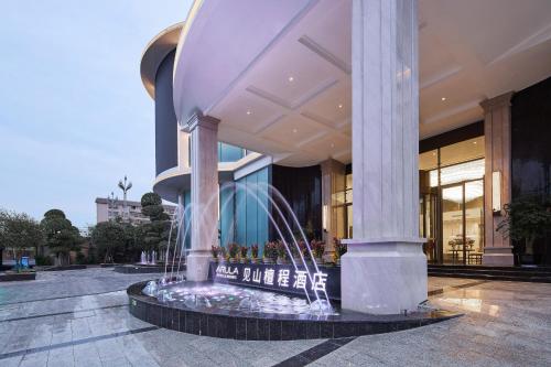 a large building with a fountain in front of it at Arula Mianyang Jianshan Hotel-绵阳见山檀程酒店 in Mianyang