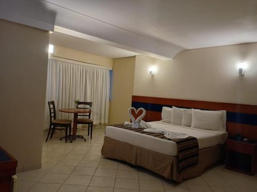 Ένα ή περισσότερα κρεβάτια σε δωμάτιο στο Costa do Mar Hotel