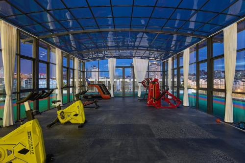 a gym with a pool and equipment in a building at Arula Mianyang Jianshan Hotel-绵阳见山檀程酒店 in Mianyang