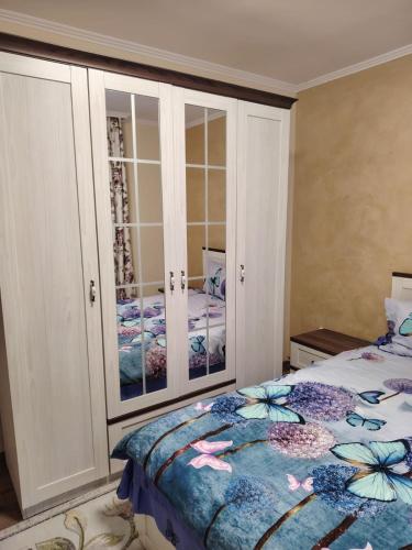 a bedroom with a bed and a cabinet with a bed at Apartament Confort Dambul Pietros Targu-Mures in Târgu-Mureş
