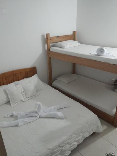 two bunk beds with towels on them in a room at Iguaque Lodge - Apto Ideal grupos - Familias in Villa de Leyva
