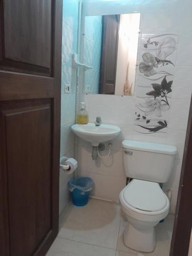 a bathroom with a toilet and a sink at Iguaque Lodge - Apto Ideal grupos - Familias in Villa de Leyva