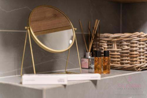 Un espejo encima de un mostrador con un estante. en Your Holidays Aquamarina Prima 60, en Międzyzdroje