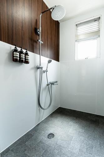 a bathroom with a shower with a shower head at リトリートタワー天神 in Fukuoka