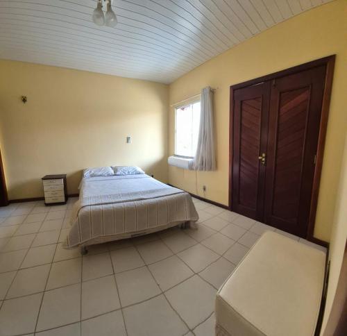 a bedroom with a bed and a window at Hospede-se bem em Salinas in Salinópolis