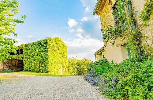 Chambres d'hôtes La Bastideにある庭