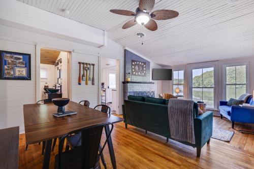 ein Wohnzimmer mit Tisch und Couch in der Unterkunft Heart's Desire, a Cottage With Stunning Lake Views in Effort