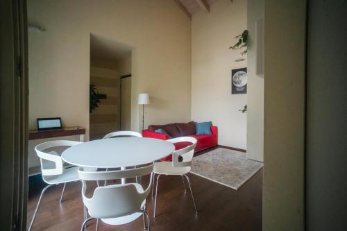 a living room with a white table and white chairs at Residenza Castello, con Ampio Garage Privato in Crema