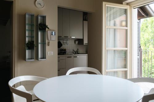 a kitchen with a table and chairs and a window at Residenza Castello, con Ampio Garage Privato in Crema