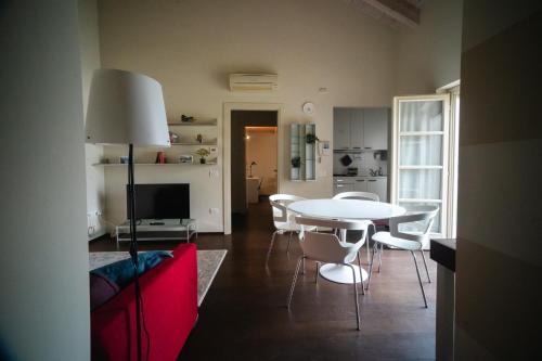 a living room with a white table and chairs at Residenza Castello, con Ampio Garage Privato in Crema