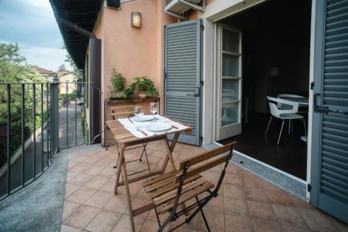 a patio with a table and chairs on a balcony at Residenza Castello, con Ampio Garage Privato in Crema