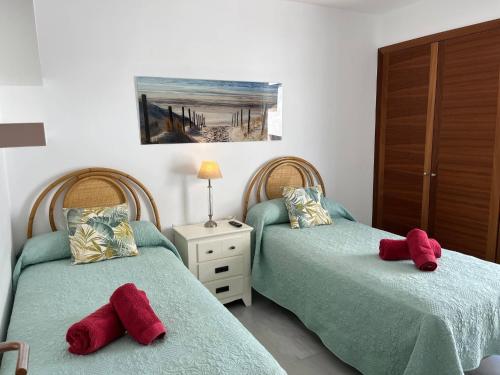 Un pat sau paturi într-o cameră la BAHIA 26 by SOM Menorca