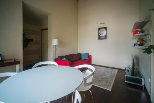 a living room with a couch and a table at Residenza Castello, con Ampio Garage Privato in Crema