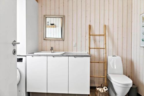 Un baño blanco con lavabo e inodoro. en 192-Snedsted-Sarasvej-12, en Snedsted