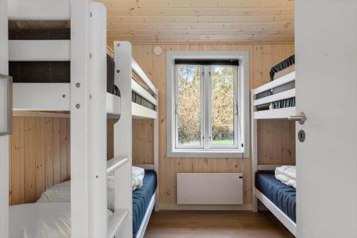 une chambre avec deux lits superposés et une fenêtre dans l'établissement 1028-Thisted-Tingbakken-28, à Torsted