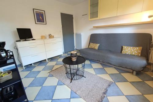 un salon avec un canapé et une table dans l'établissement Magnificent apartment of 20 m with terrace, à Bandol