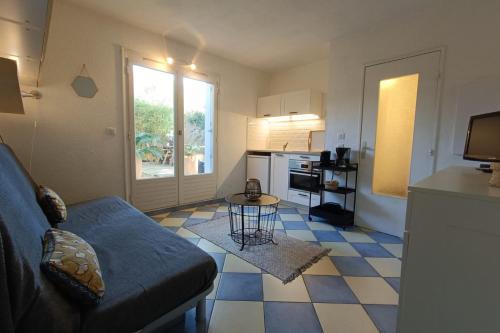 un salon avec un canapé et une cuisine dans l'établissement Magnificent apartment of 20 m with terrace, à Bandol
